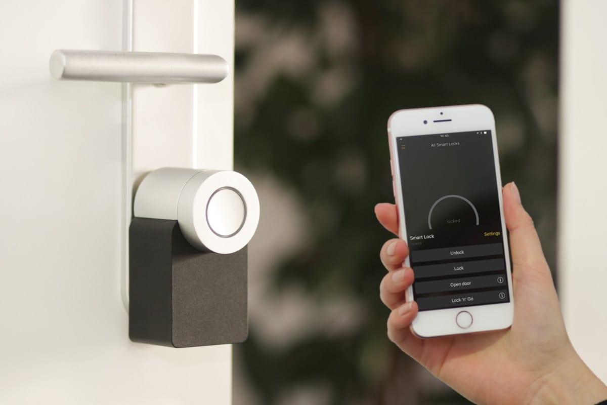 Ilustrasi teknologi smart home modern dengan perangkat terhubung dan IoT
