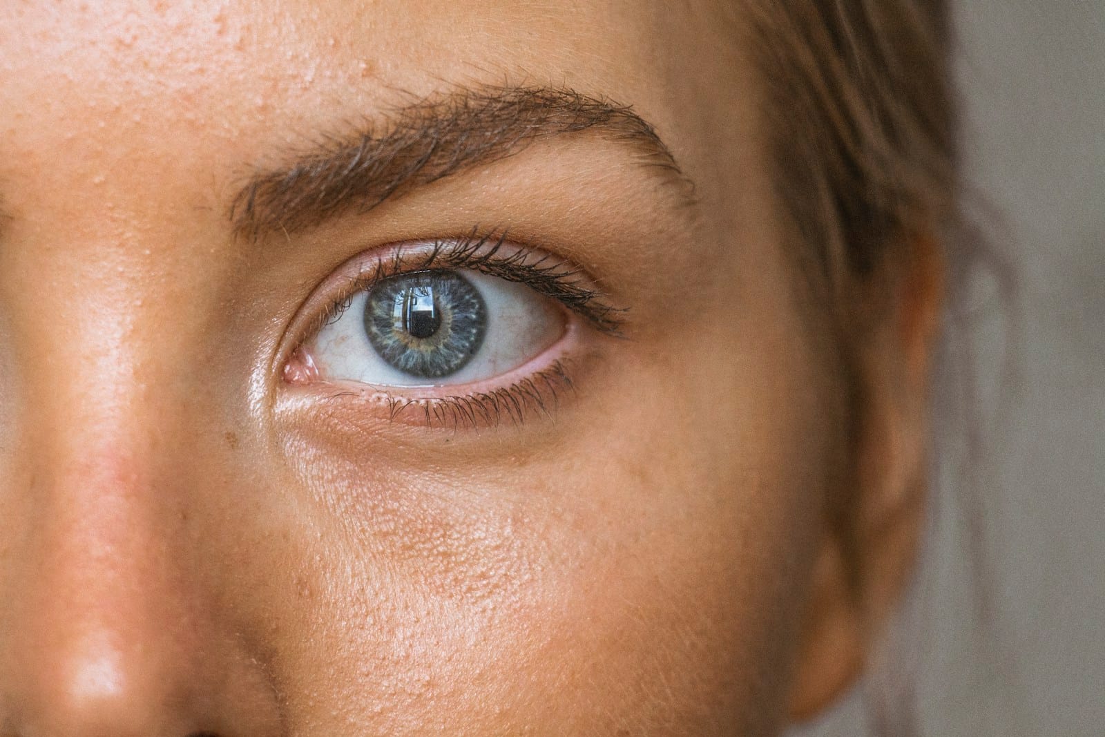 Gejala Computer Vision Syndrome seperti mata kering dan perih akibat screen time berlebihan