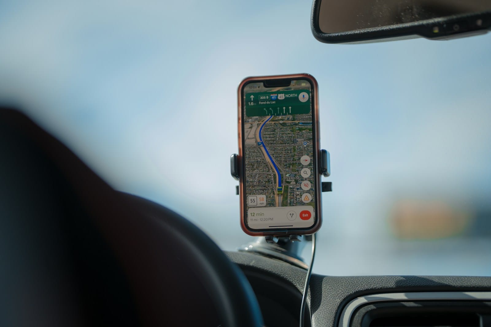Smartphone dengan Google Maps navigasi di dashboard mobil