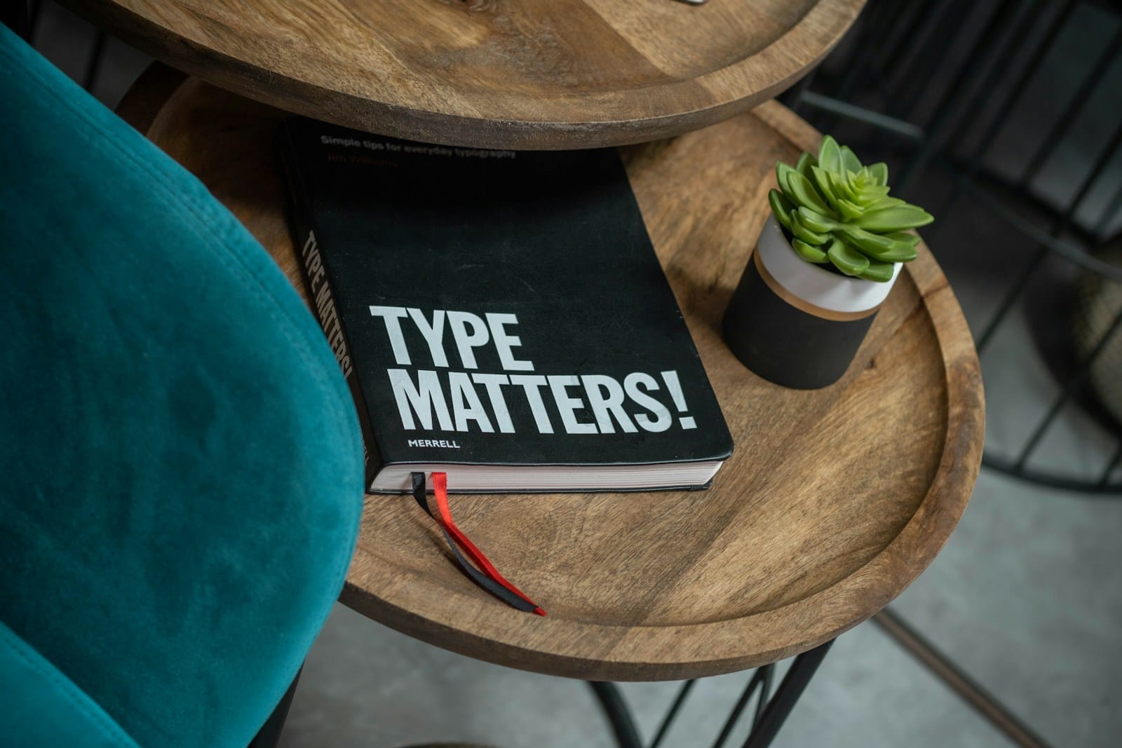 Buku desain dan referensi warna untuk branding