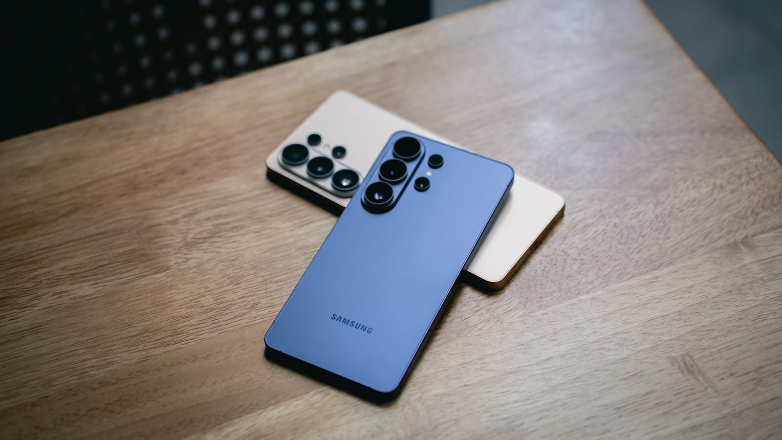 Perbandingan dua smartphone flagship layar lipat