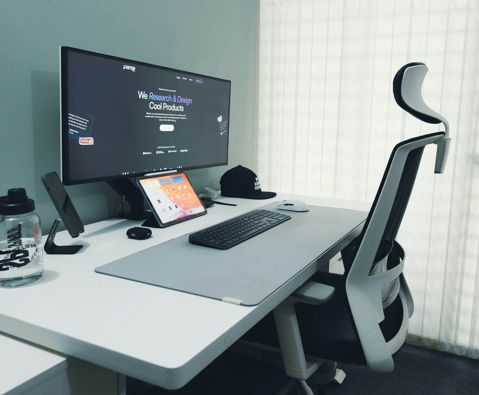 setup meja kerja ergonomis untuk mencegah screen fatigue kreator konten