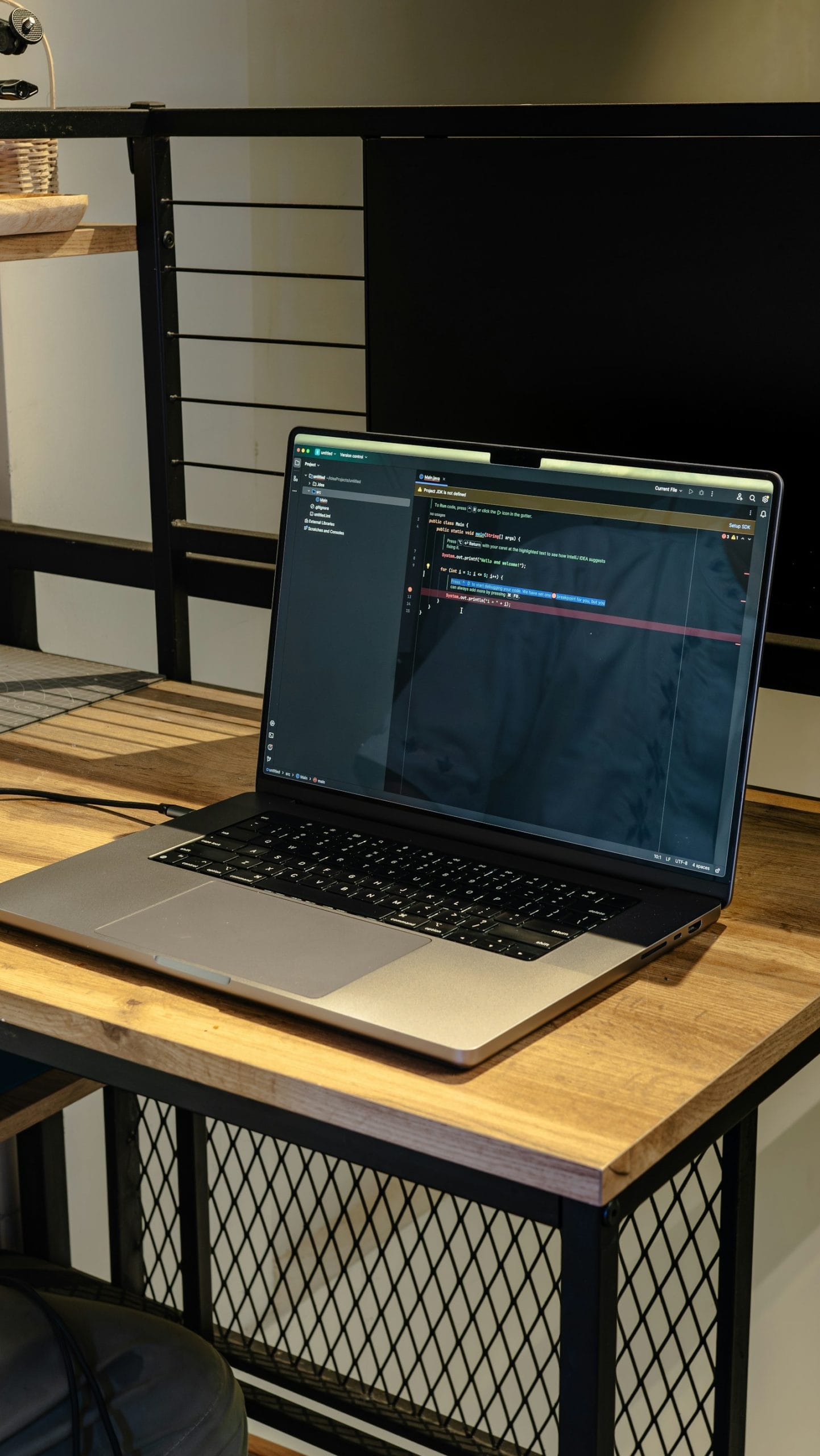 Laptop Windows dengan layar menampilkan screenshot