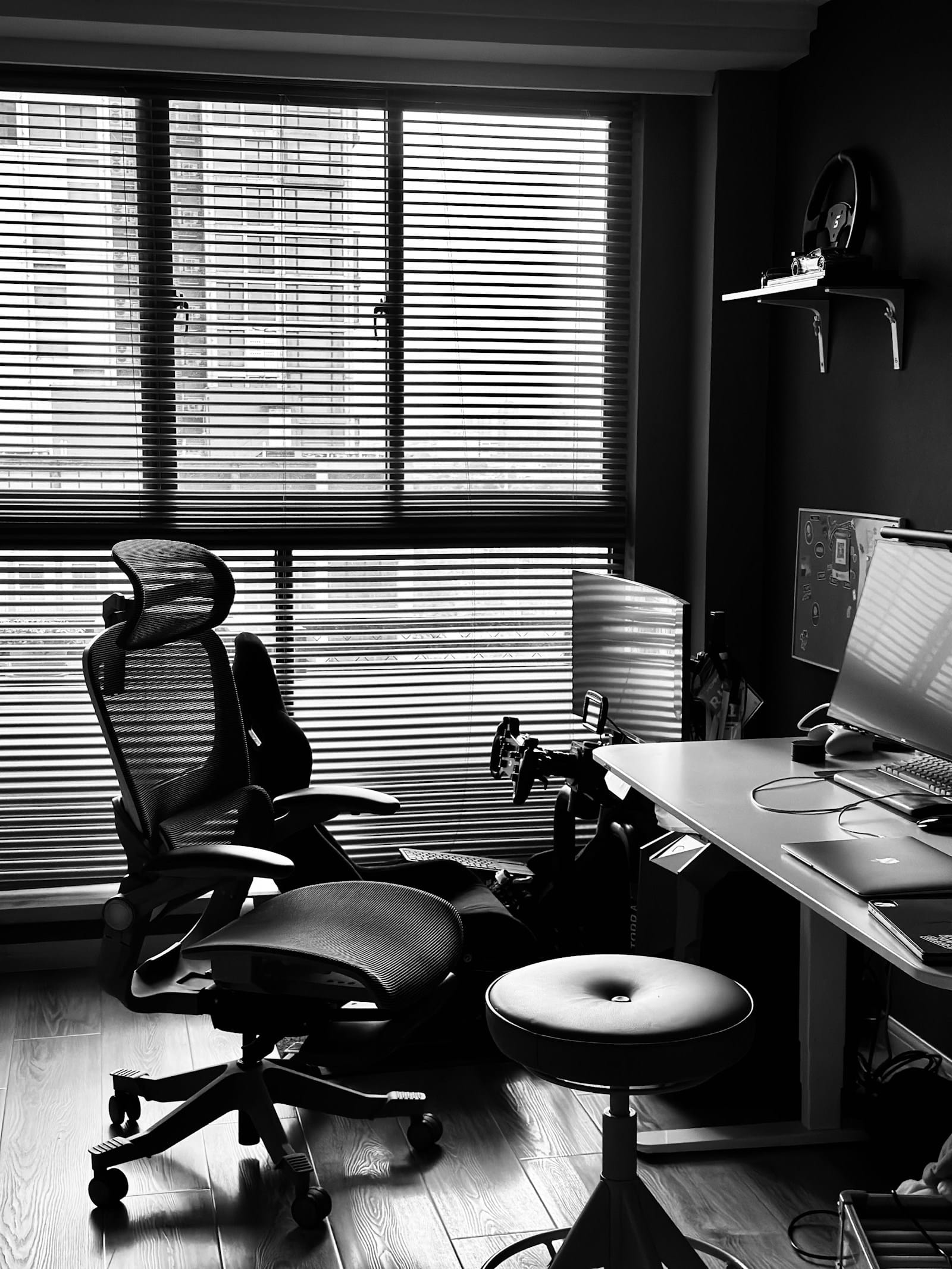 Setup workspace ergonomis untuk kreator konten dengan meja, kursi, dan monitor