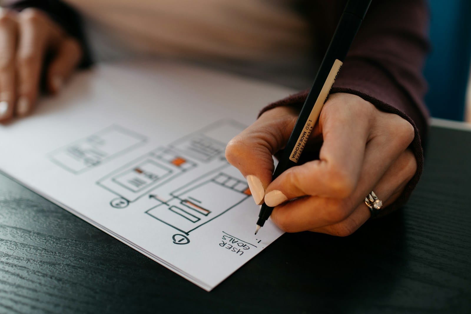 Desainer UI UX sedang merancang antarmuka aplikasi di layar monitor dengan micro-interactions