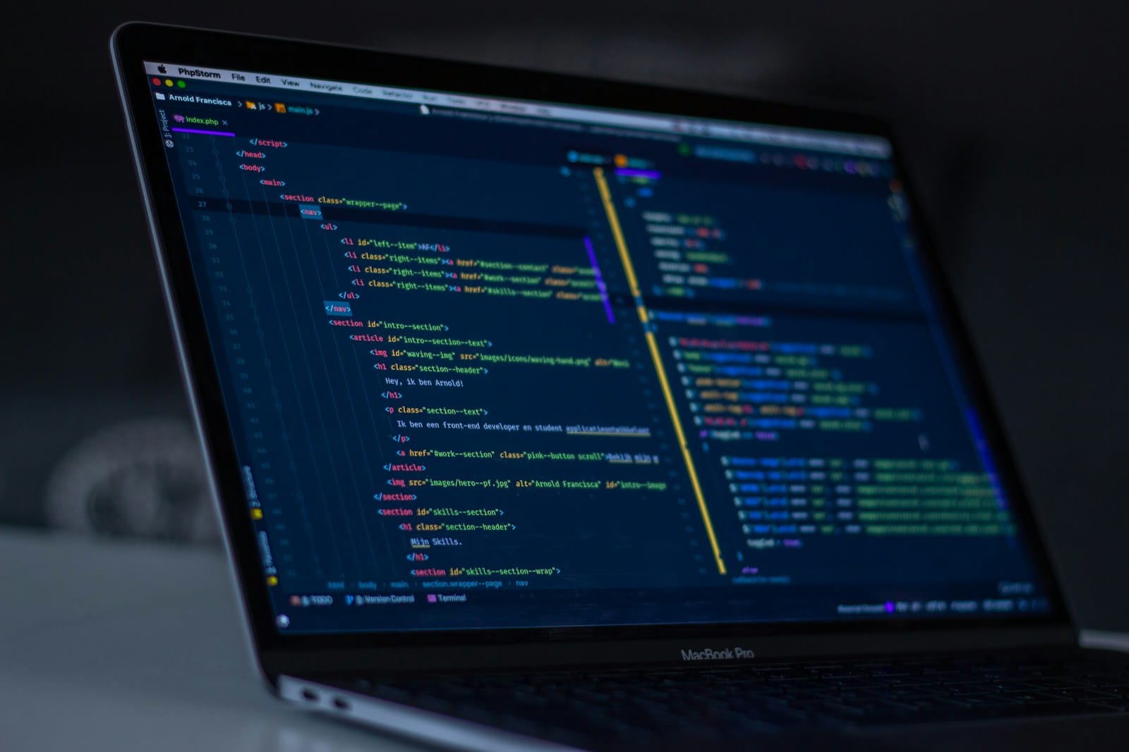 Laptop dengan tampilan kode di layar untuk menutup panduan setup VS Code vibe coding