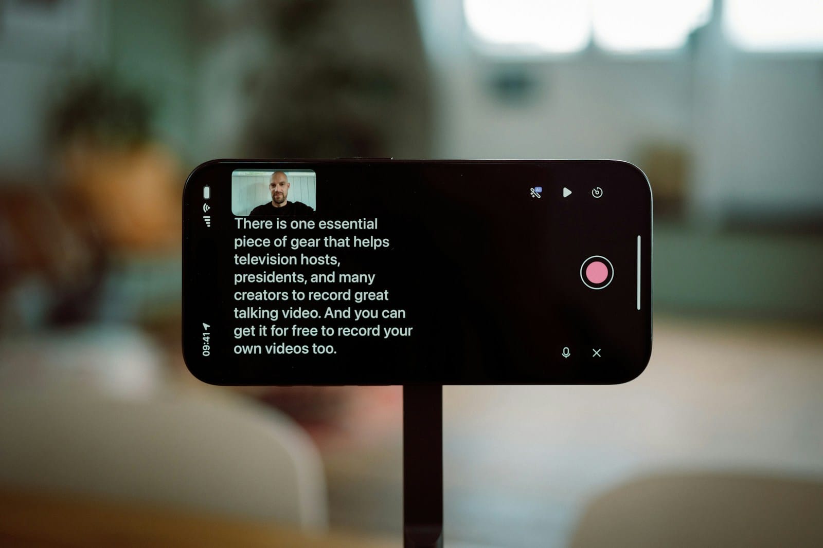 Layar smartphone menampilkan video pendek untuk konten TikTok Shop Affiliate