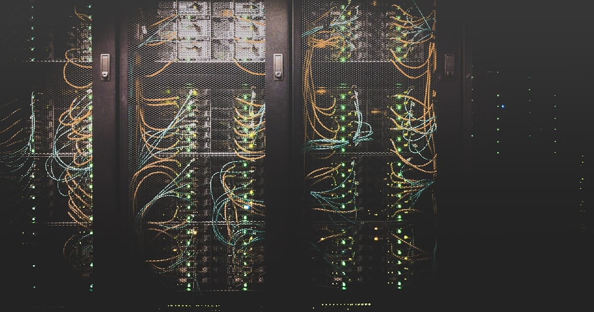 Server rack data center untuk infrastruktur Local LLM dan Cloud AI